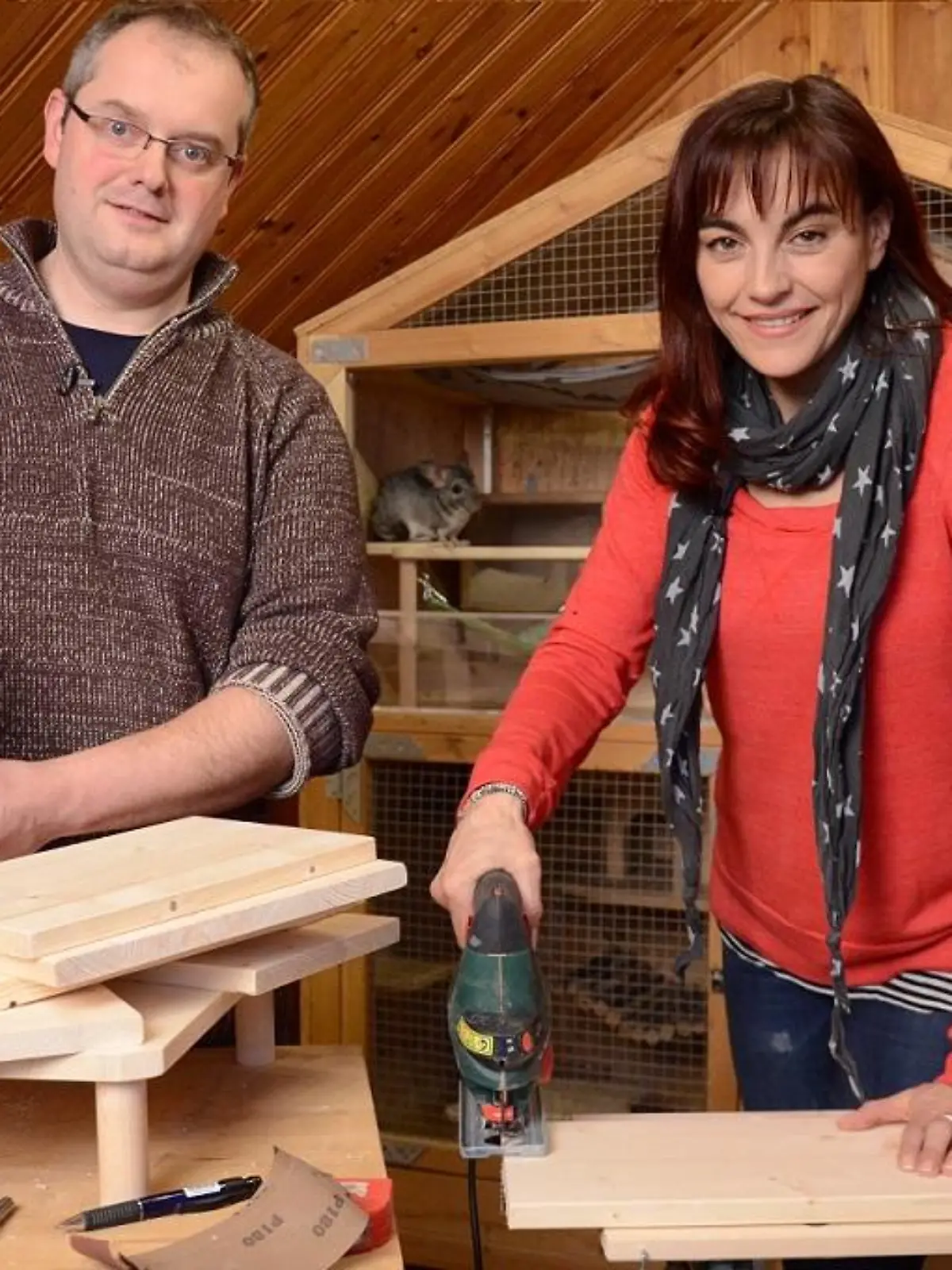 Tiergeschichten1 - VOX-DOCMA TV-MARC FRANCKE - Chinchilla-Fan Martin Hres und Diana Eichhorn basteln Nagertreppe fr Chinchillas