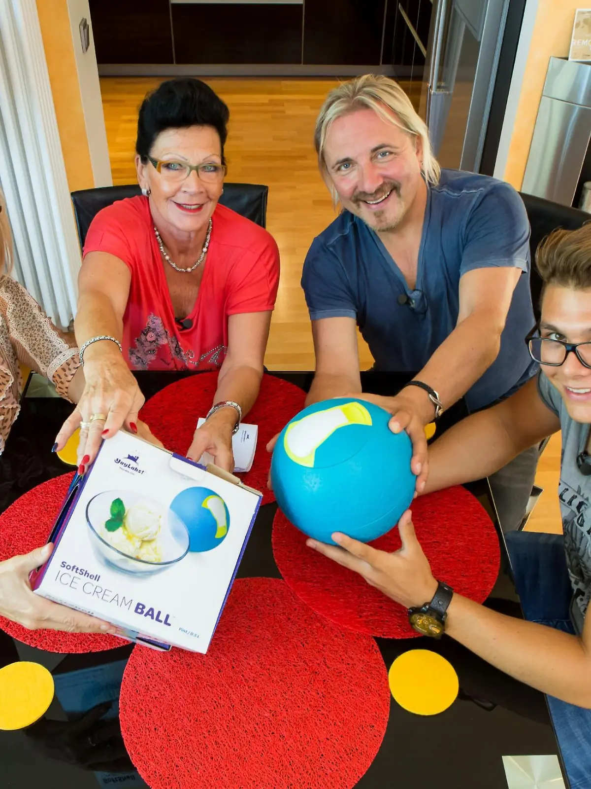 Jede Woche finden die Allestester eine neue, aufregende Lieferung eingepackt vor ihrer Haustüre, um sie auf Herz und Nieren zu testen. Familie Hopf (v.l.): Mutter Marietta (56),  Schwiegermutter Uschi (74), Vater Remo (55) und Sohn Micky (19), testen den "Icecream Ball".