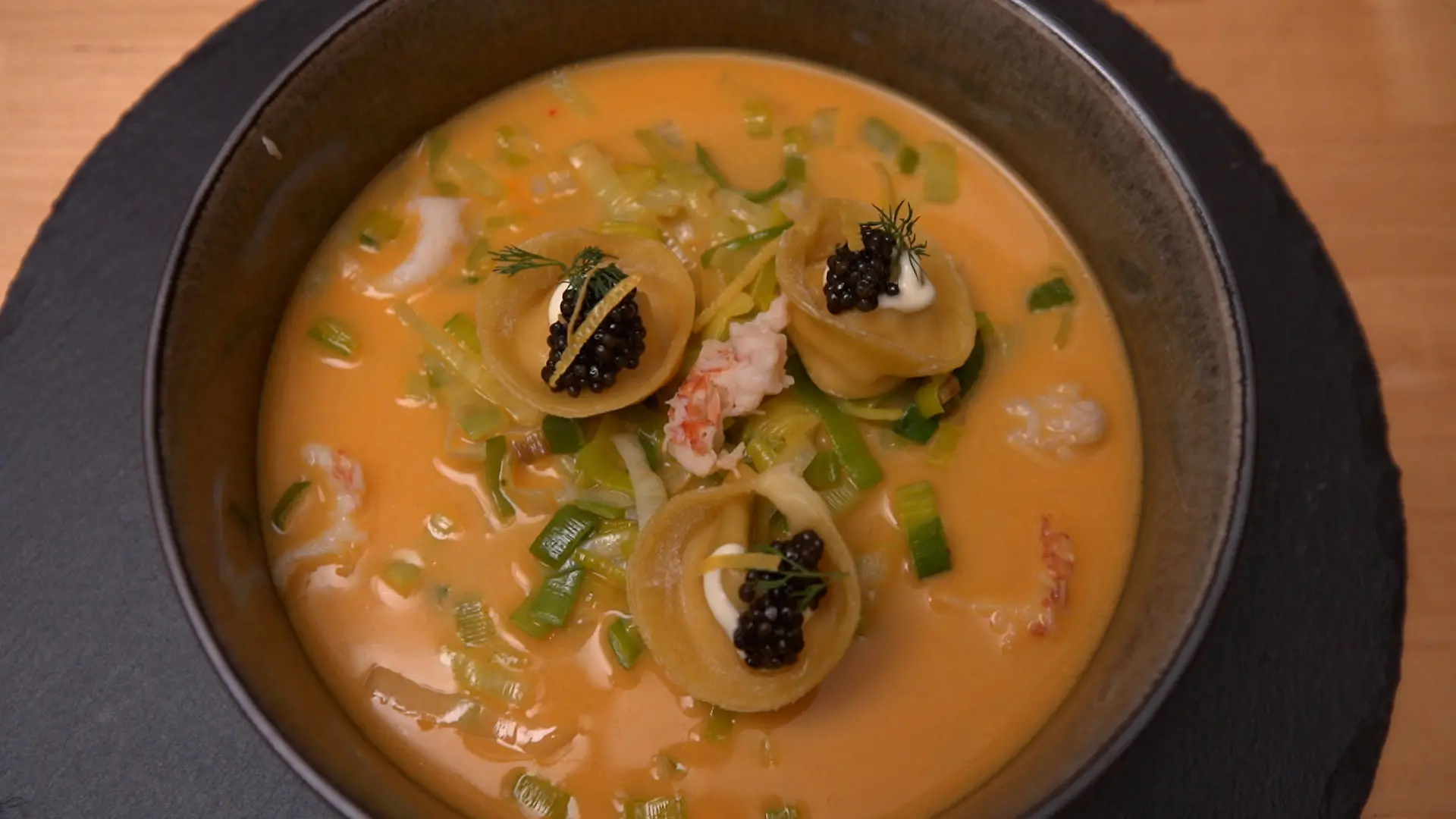 Flusskrebs mit Tortellini und Lauch Einlage