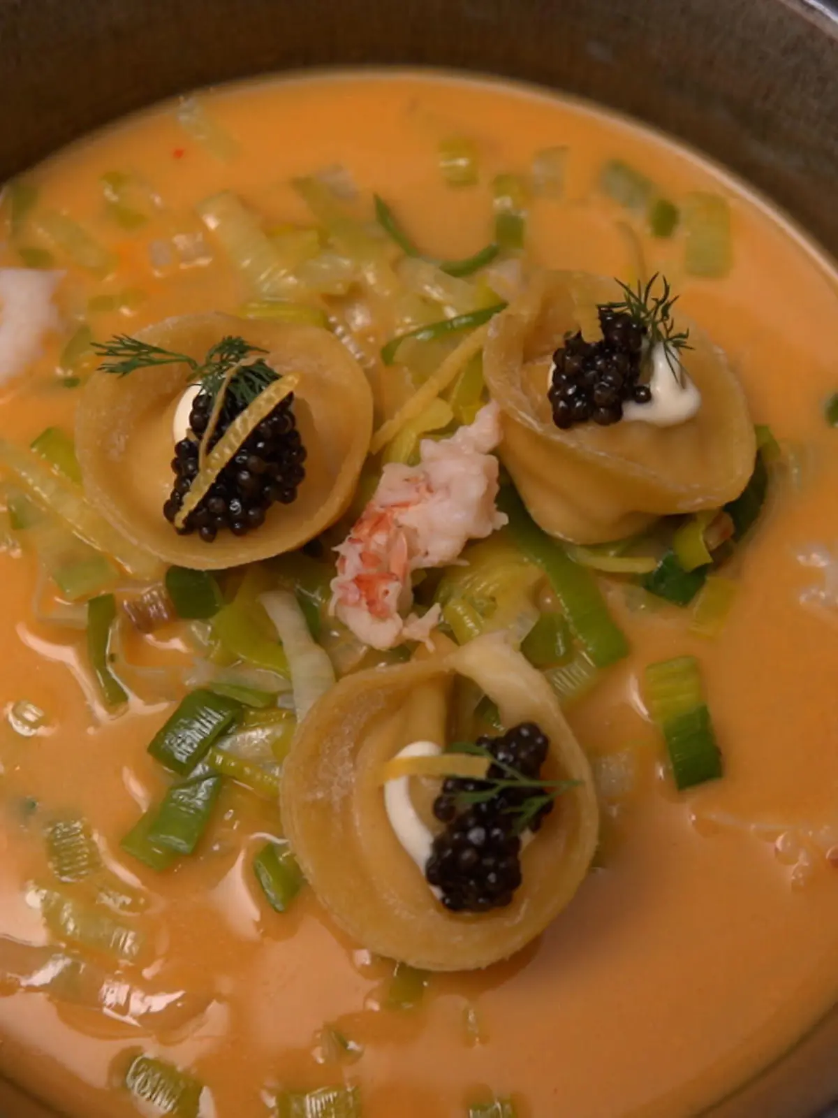 Flusskrebs mit Tortellini und Lauch Einlage