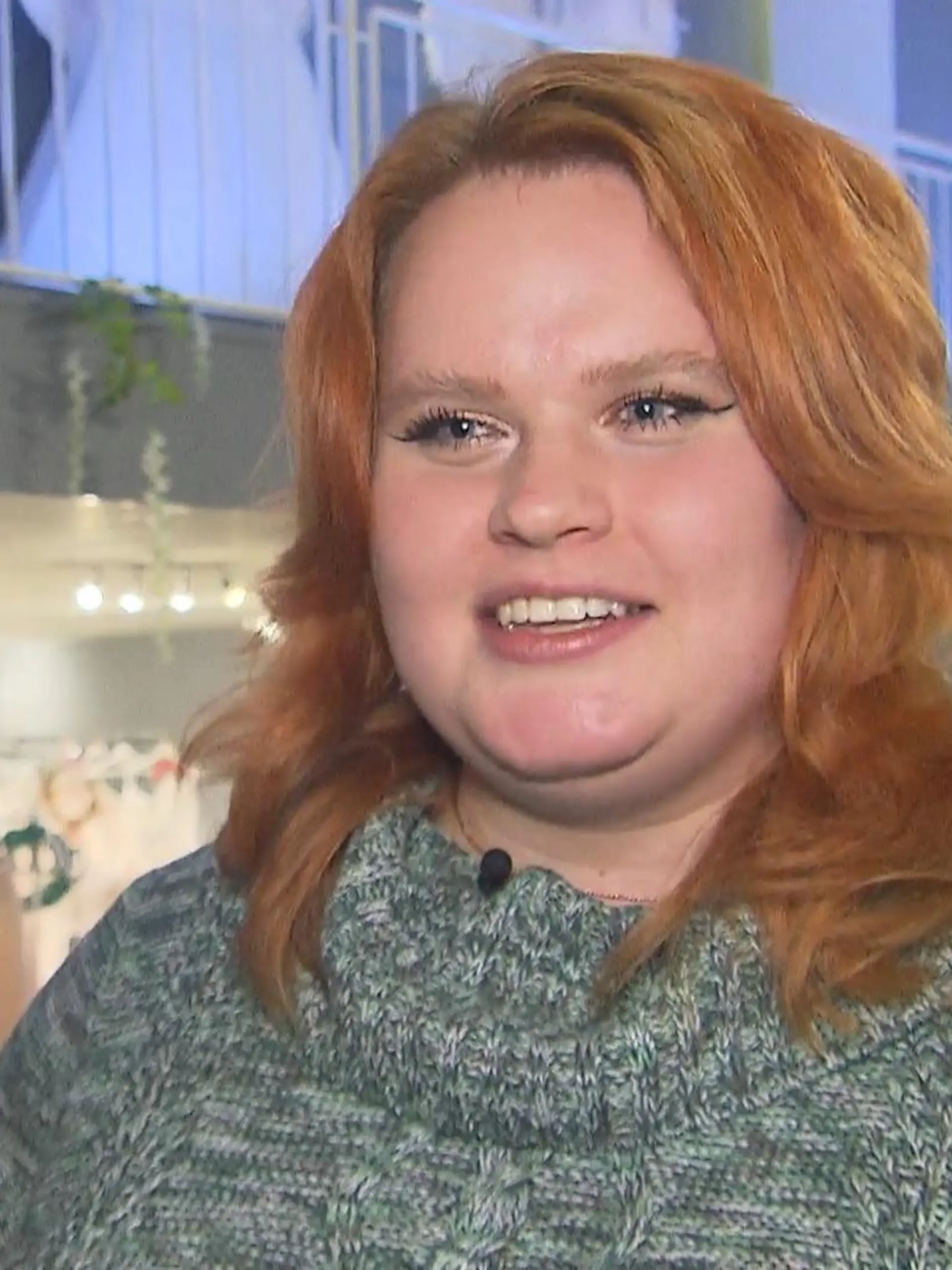 Lea sucht ein Kleid, das ihre Narbe verdeckt
