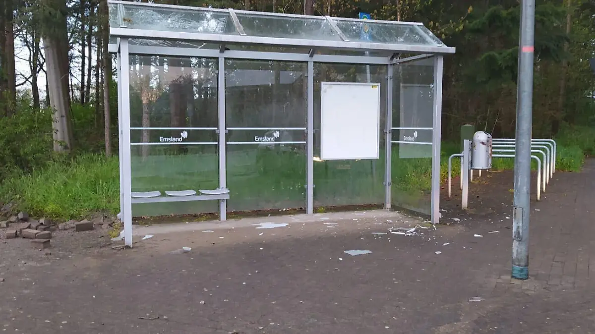 An dieser Haltestelle im Emsland hat der 12-Jährige auf den Bus gewartet.
