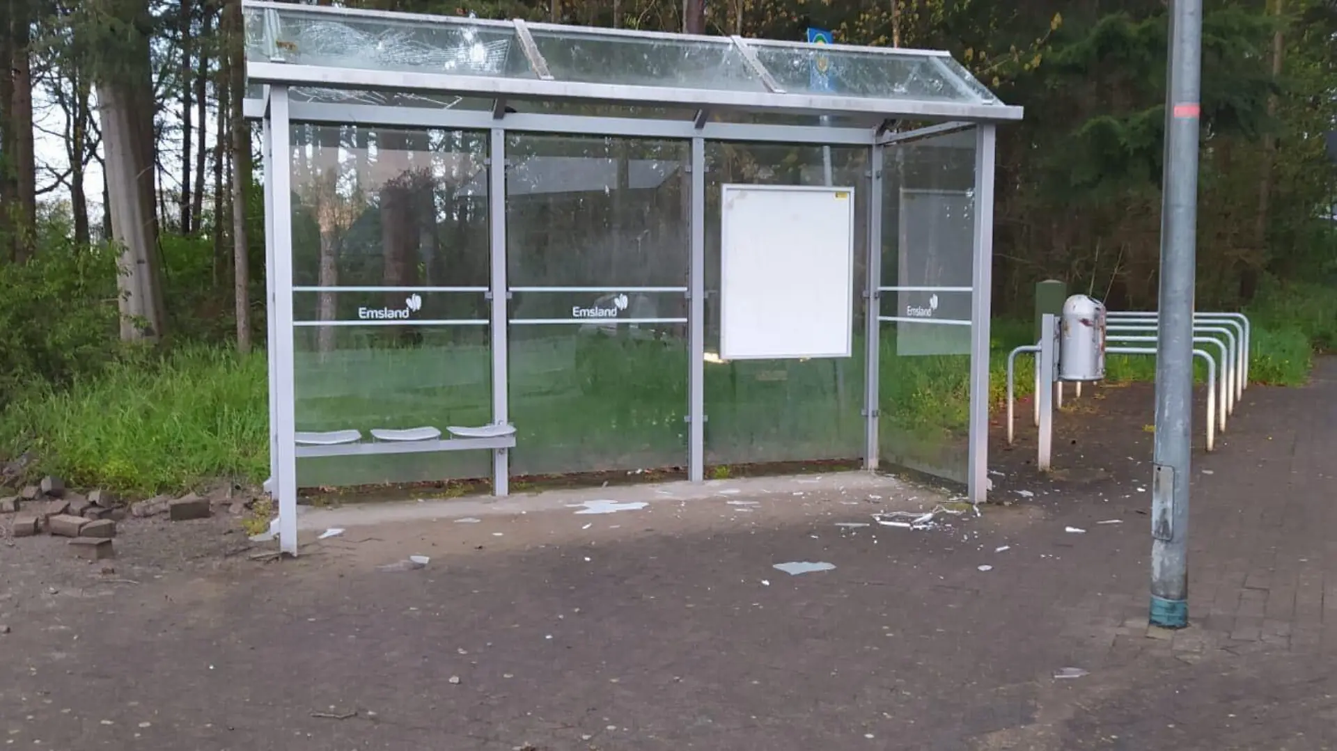 An dieser Haltestelle im Emsland hat der 12-Jährige auf den Bus gewartet.