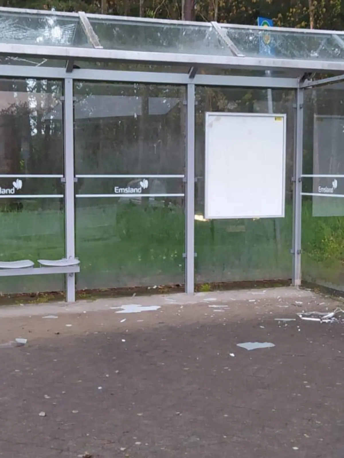 An dieser Haltestelle im Emsland hat der 12-Jährige auf den Bus gewartet.