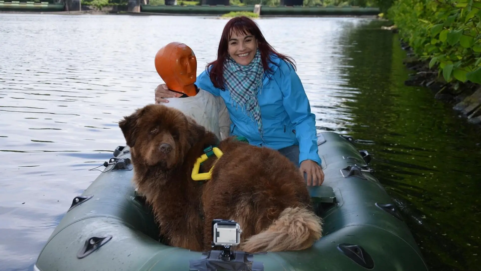 hundkatzemaus-Moderatorin Diana Eichhorn mit Neufundlnder-Hndin Mimi und bungspuppe im Schlauchboot