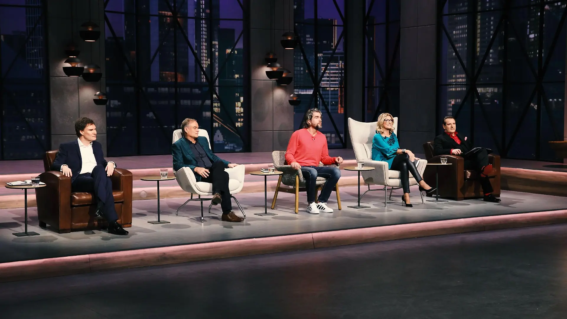Die "Löwen" (v.l.) Carsten Maschmeyer, Dr. Georg Kofler, Nils Glagau, Dagmar Wöhrl und Ralf Dümmel nehmen das "FitterYOU"-Produkt genau unter die Lupe.