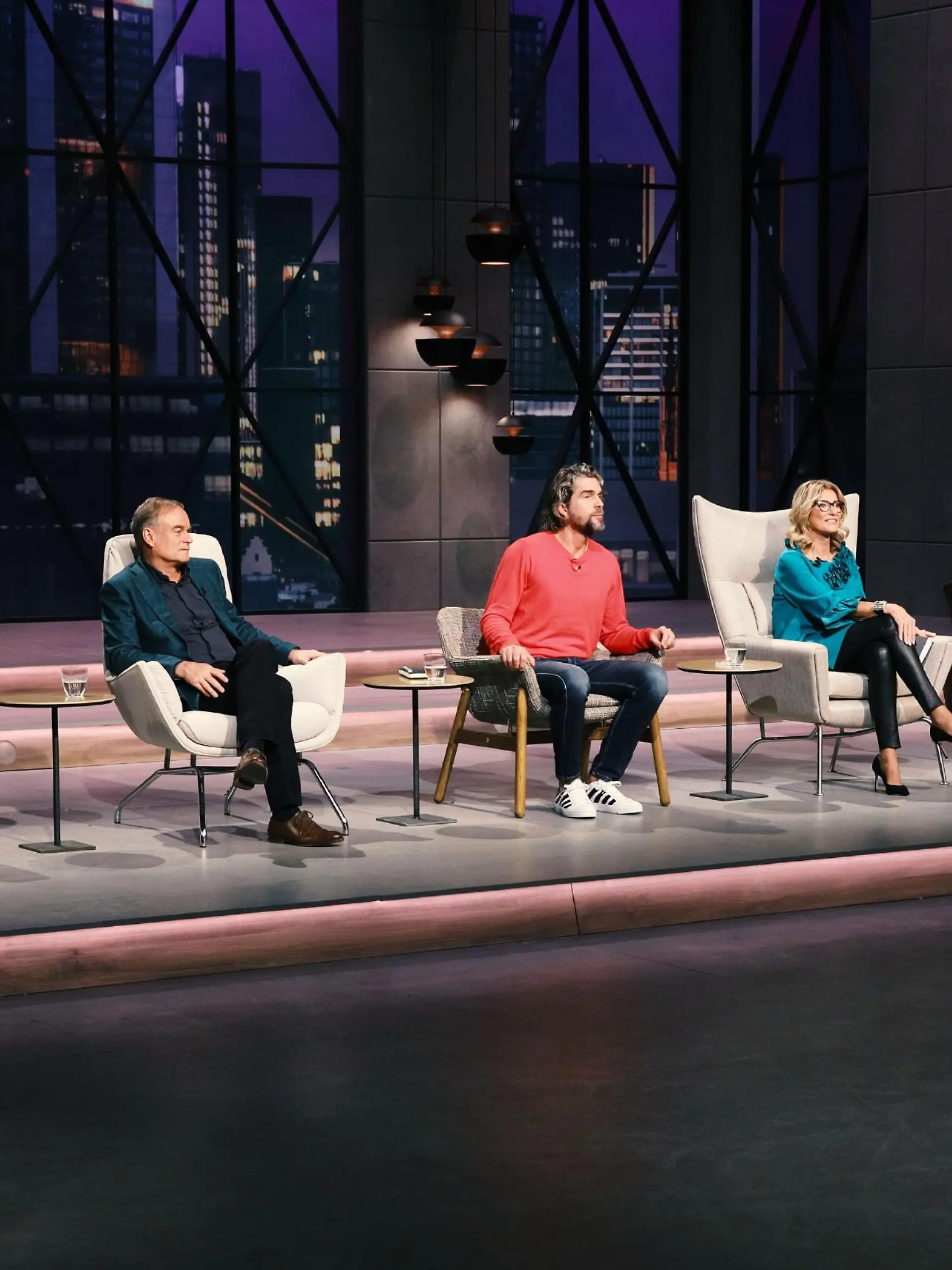 Die "Löwen" (v.l.) Carsten Maschmeyer, Dr. Georg Kofler, Nils Glagau, Dagmar Wöhrl und Ralf Dümmel nehmen das "FitterYOU"-Produkt  genau unter die Lupe.