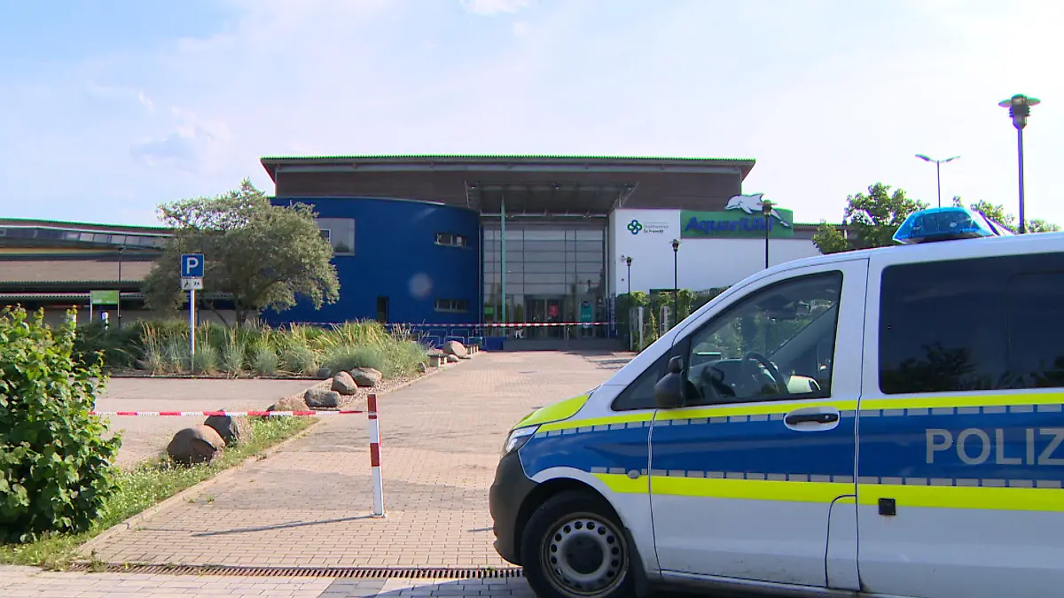 11.07.2021, Brandenburg, Schwedt: Ein Polizeiauto steht vor der Schwimmhalle in Schwedt. Das Dach der Schwimmhalle in Schwedt ist am Sonntag nach Angaben der Polizei «komplett eingestürzt» - wenige Tage vor der geplanten Wiedereröffnung der sanierten Halle. Betroffen sei eine Fläche von circa 50 mal 70 Meter, es sei ein Millionenschaden entstanden. Foto: Fred Müller/TNN/dpa +++ dpa-Bildfunk +++