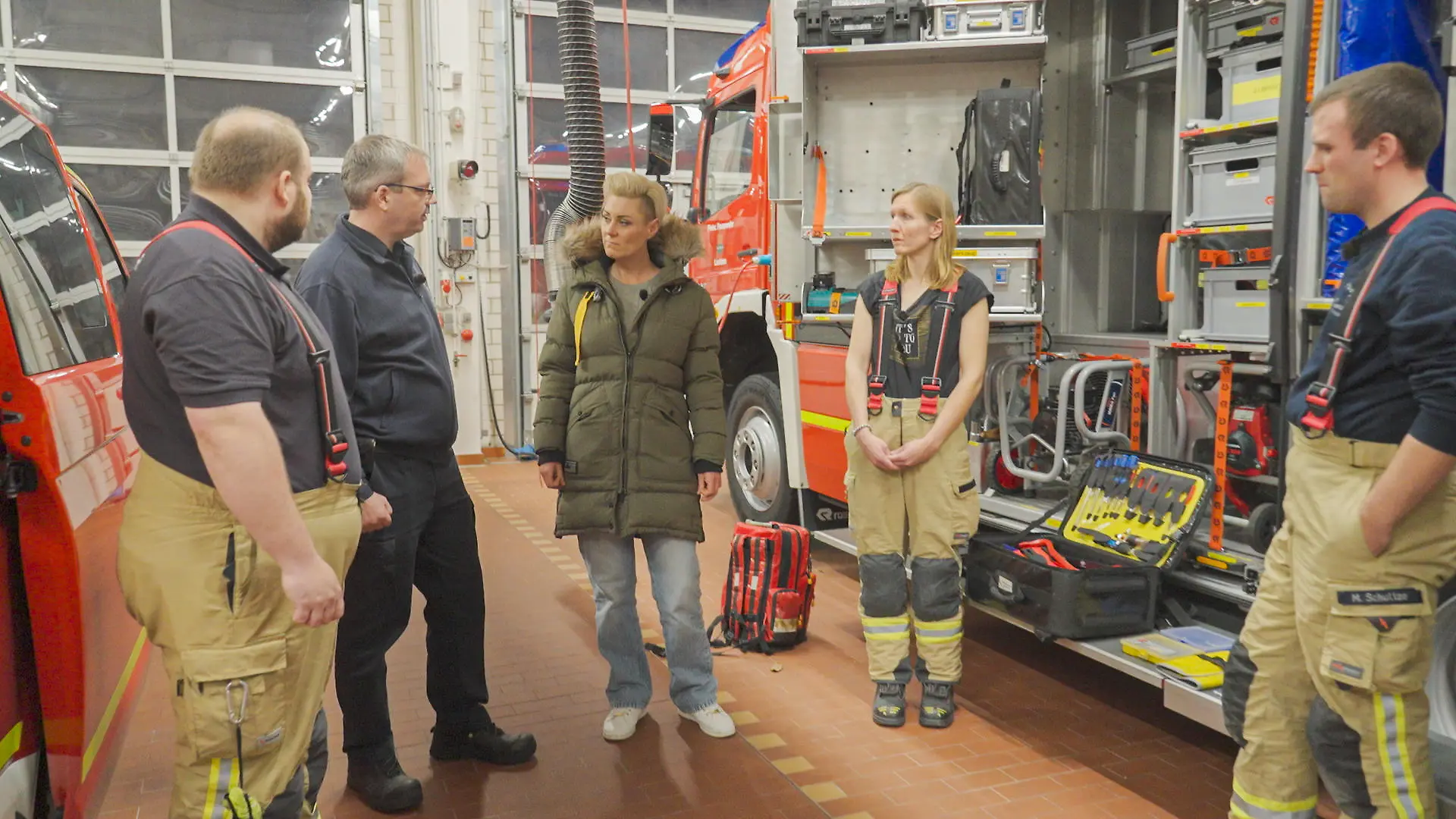 V.l.: Feuerwehrmann Daniel Wegner, Feuerwehrmann Scen Wenger, Doc Caro, Feuerwehrfrau Marina Oberwelland und Feuerwehrmann Marc Schultze
+++ Die Verwendung des sendungsbezogenen Materials ist nur mit dem Hinweis und Verlinkung auf RTL+ gestattet. +++