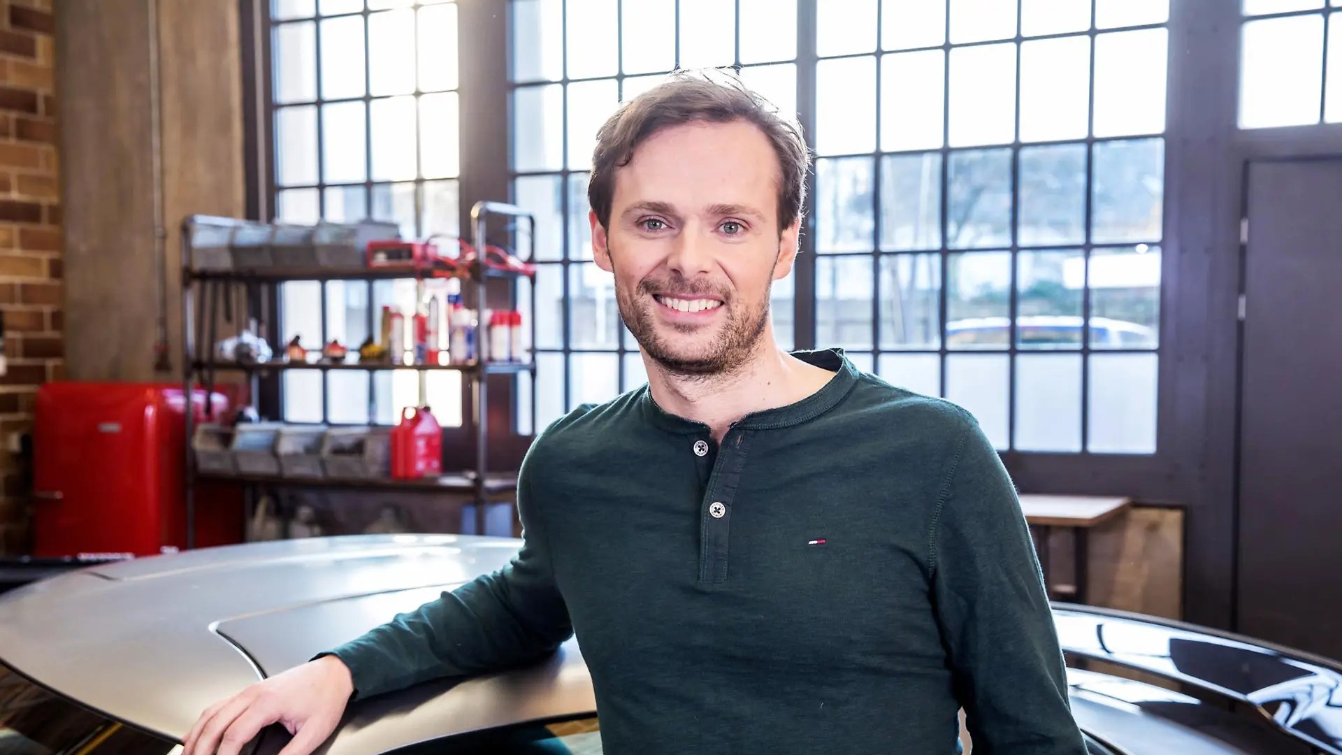 Experte Alexander Bloch im neuen "auto mobil" Studio.