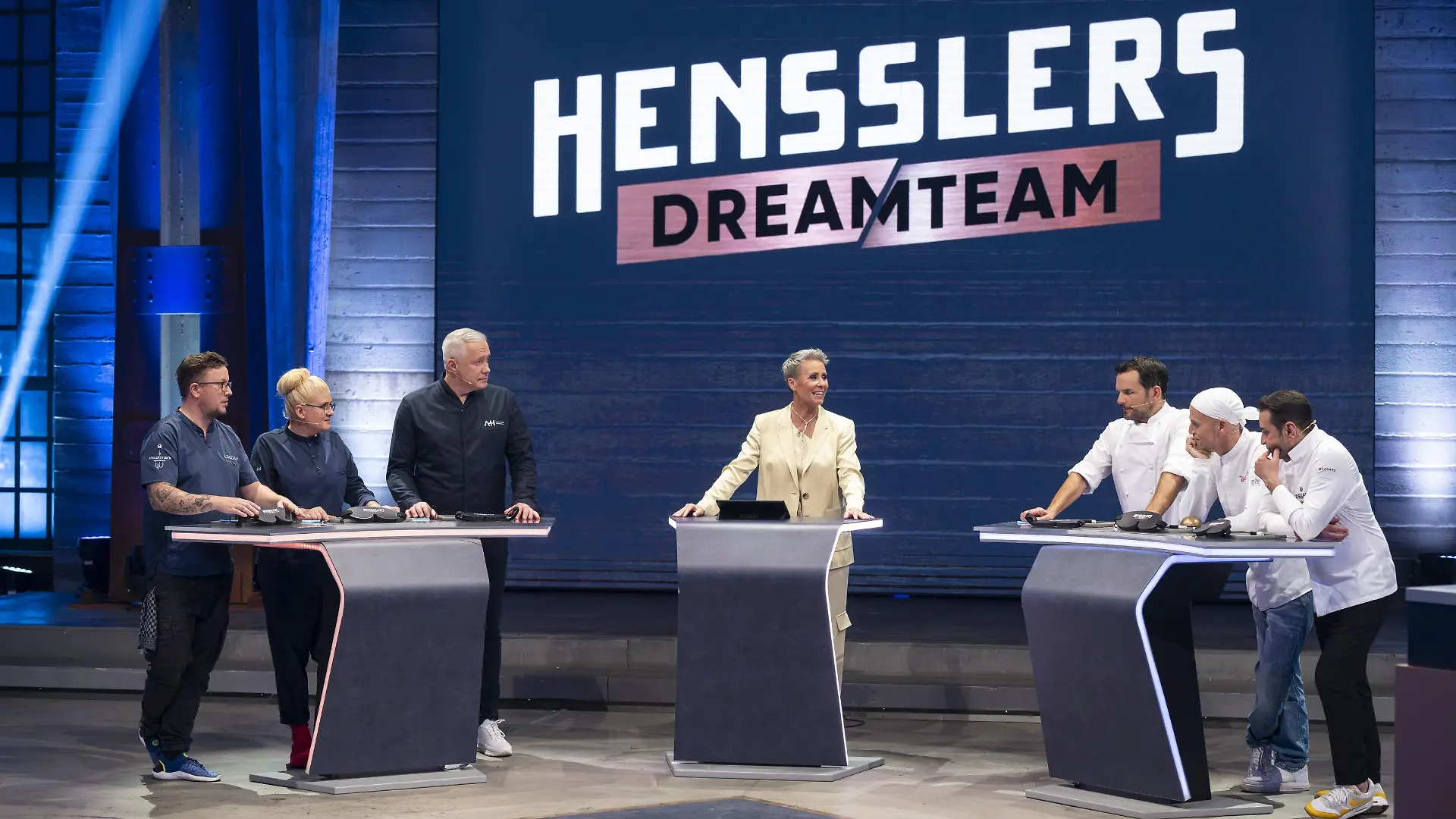 V.l.: Jari Dochat, Lisa Angemann, Alexander Herrmann, Sonja Zietlow, Steffen Henssler, Ralf Zacherl und Ali Güngörmüs
+++ Die Verwendung des sendungsbezogenen Materials ist nur mit dem Hinweis und Verlinkung auf RTL+ gestattet. +++