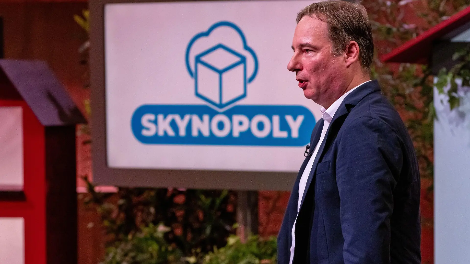 Dr. Conrad Dreier präsentiert den "Löwen" mit SKYNOPOLY eine Plattform für die Flugraumvermietung von Drohnen. Testimonial Oliver Kahn unterstützt ihn bei dem Pitch.
+++ Die Verwendung des sendungsbezogenen Materials ist nur mit dem Hinweis und Verlinkung auf RTL+ gestattet. +++