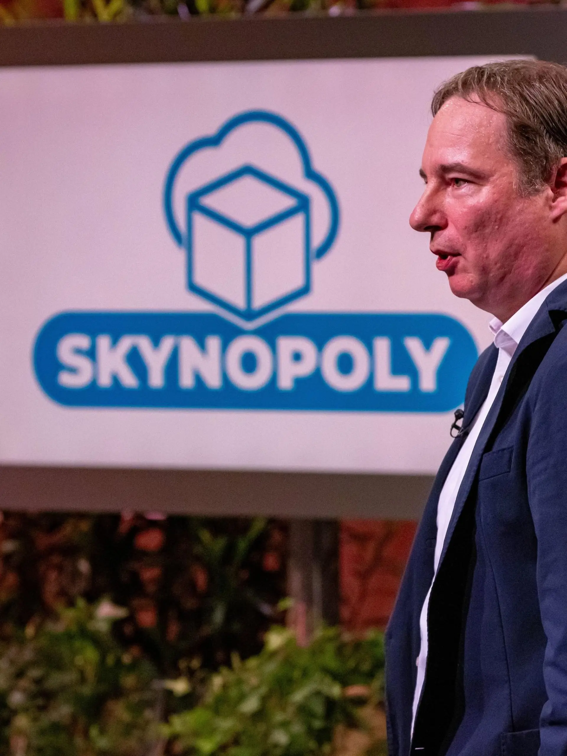 Dr. Conrad Dreier präsentiert den "Löwen" mit SKYNOPOLY eine Plattform für die Flugraumvermietung von Drohnen. Testimonial Oliver Kahn unterstützt ihn bei dem Pitch.
+++ Die Verwendung des sendungsbezogenen Materials ist nur mit dem Hinweis und Verlinkung auf RTL+ gestattet. +++