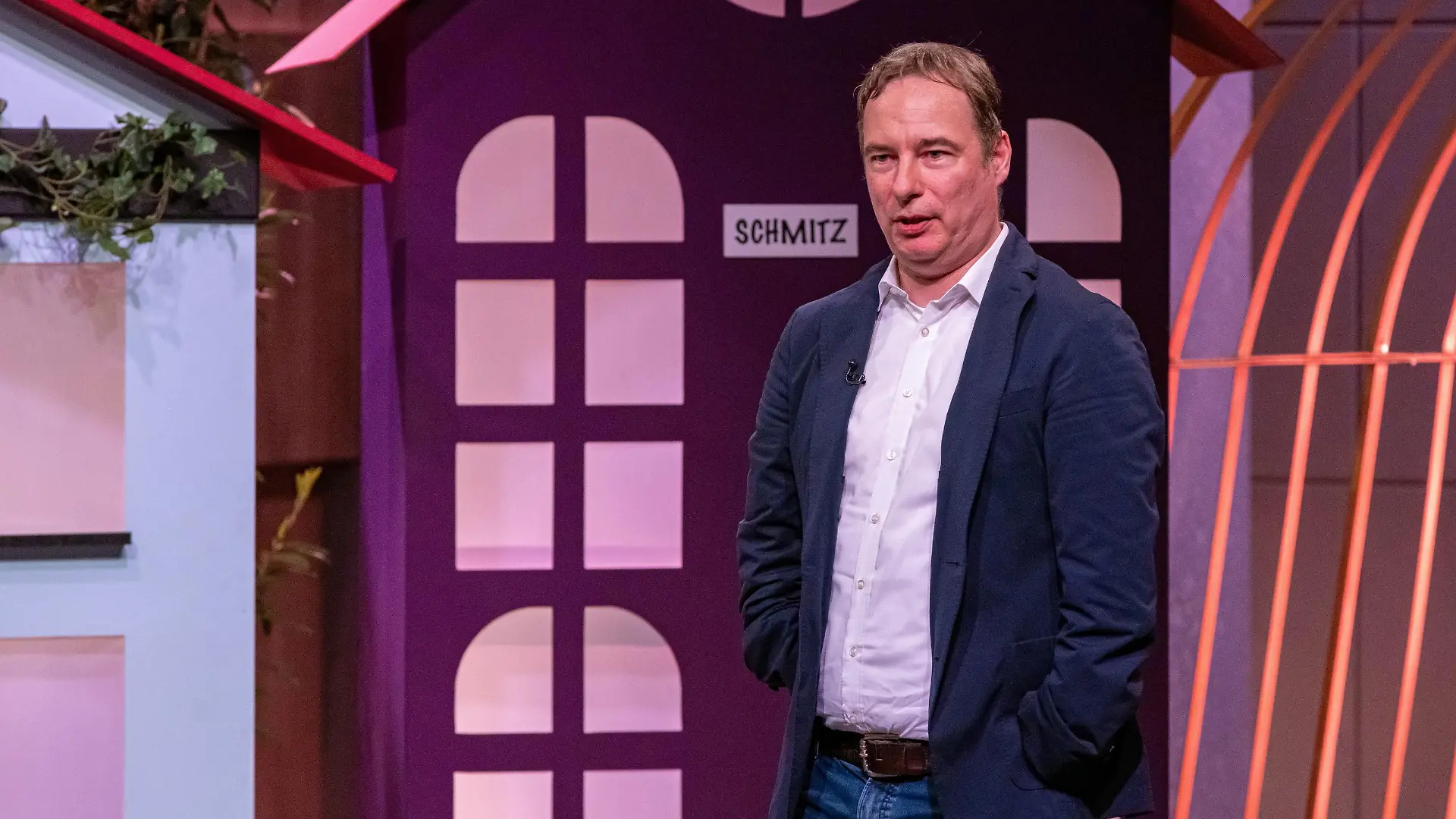 Dr. Conrad Dreier präsentiert den "Löwen" mit SKYNOPOLY eine Plattform für die Flugraumvermietung von Drohnen. Testimonial Oliver Kahn unterstützt ihn bei dem Pitch.
+++ Die Verwendung des sendungsbezogenen Materials ist nur mit dem Hinweis und Verlinkung auf RTL+ gestattet. +++