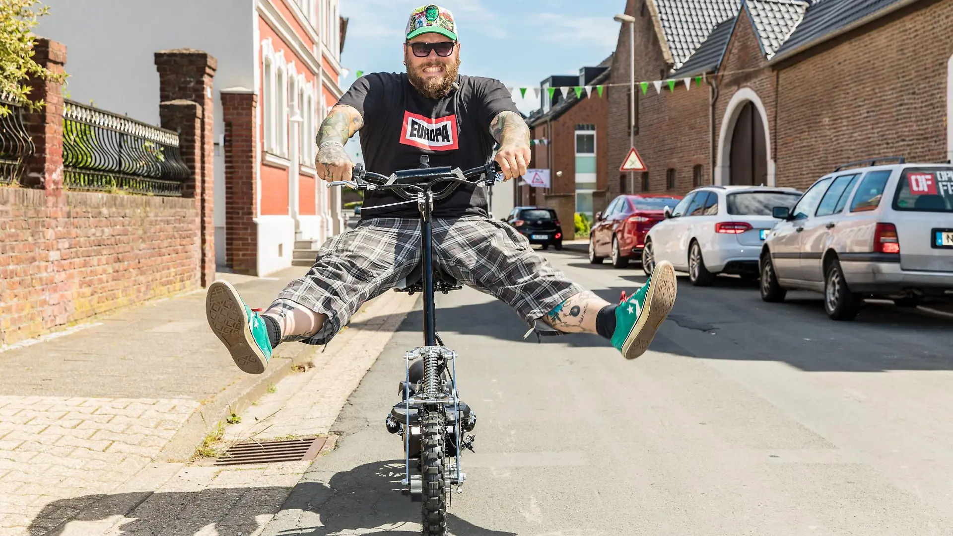 Andreas Sartorius testet den Viron Elektro Scooter.