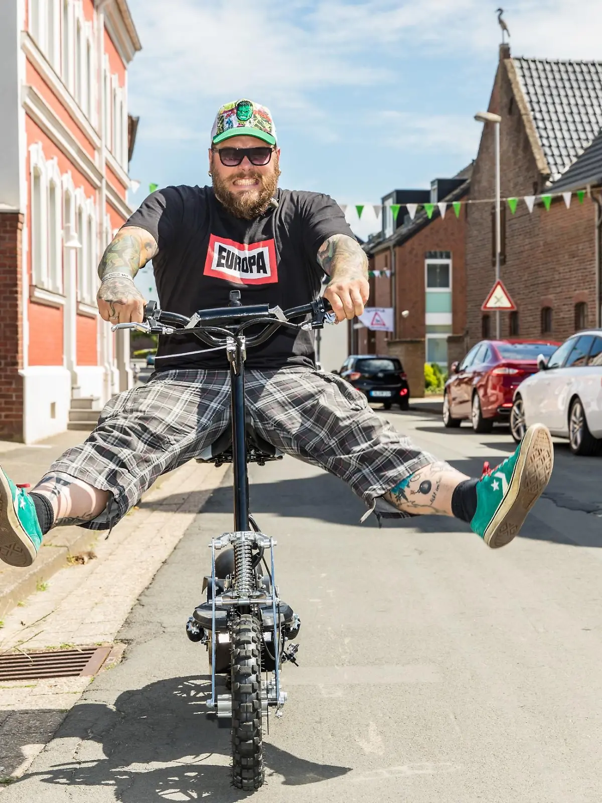 Andreas Sartorius testet den Viron Elektro Scooter.