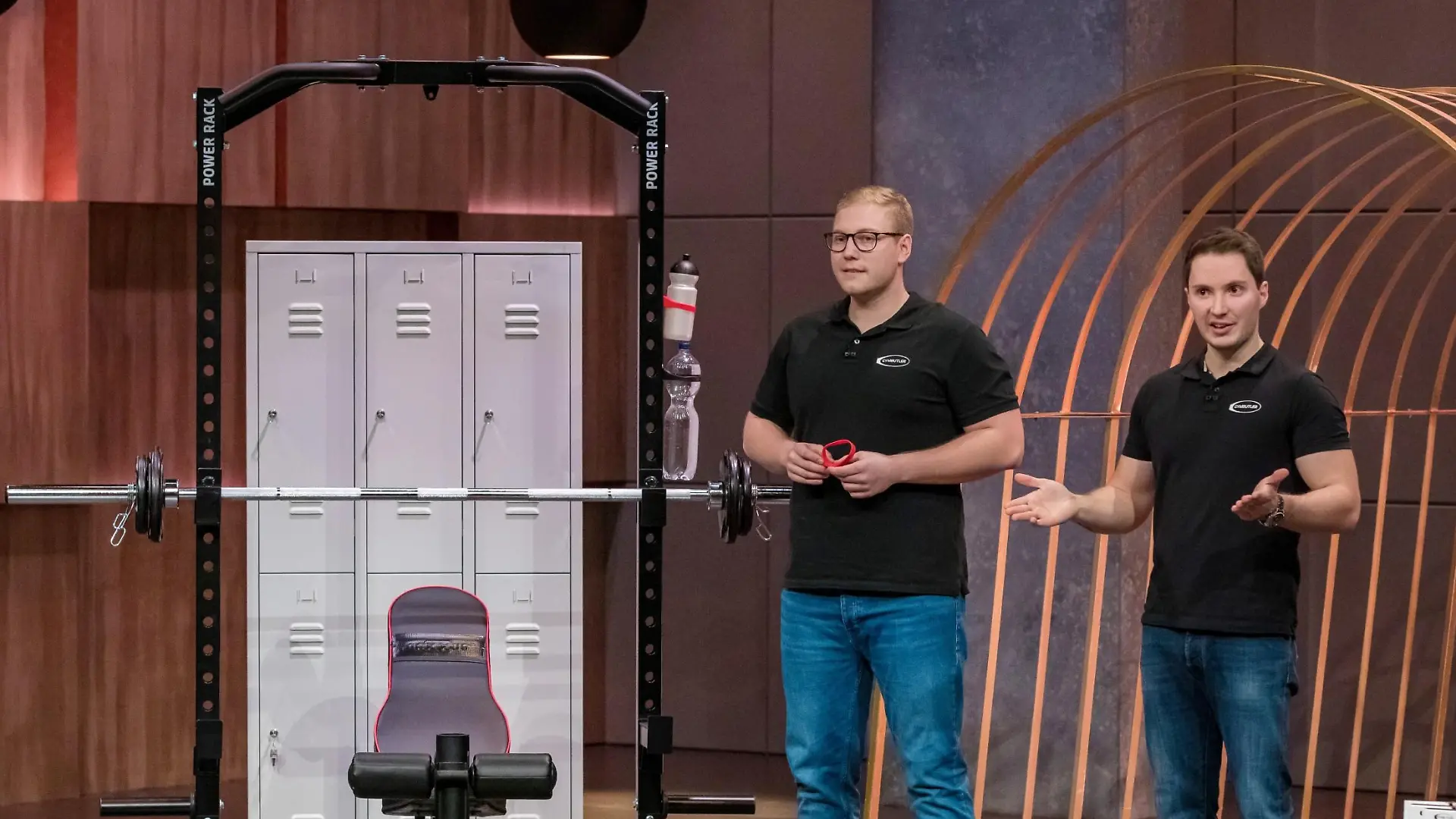 Maximilian Sander (l.) und Tim Bormann aus Hildesheim präsentieren mit _Gymbutler" einen Getränkehalter fürs Fitnessstudio. Sie erhoffen sich ein Investment von 100.000 Euro für 20 Prozent der Anteile an ihrem Unternehmen. Die Verwendung des sendungsbezogenen Materials ist nur mit dem Hinweis und Verlinkung auf TVNOW gestattet.