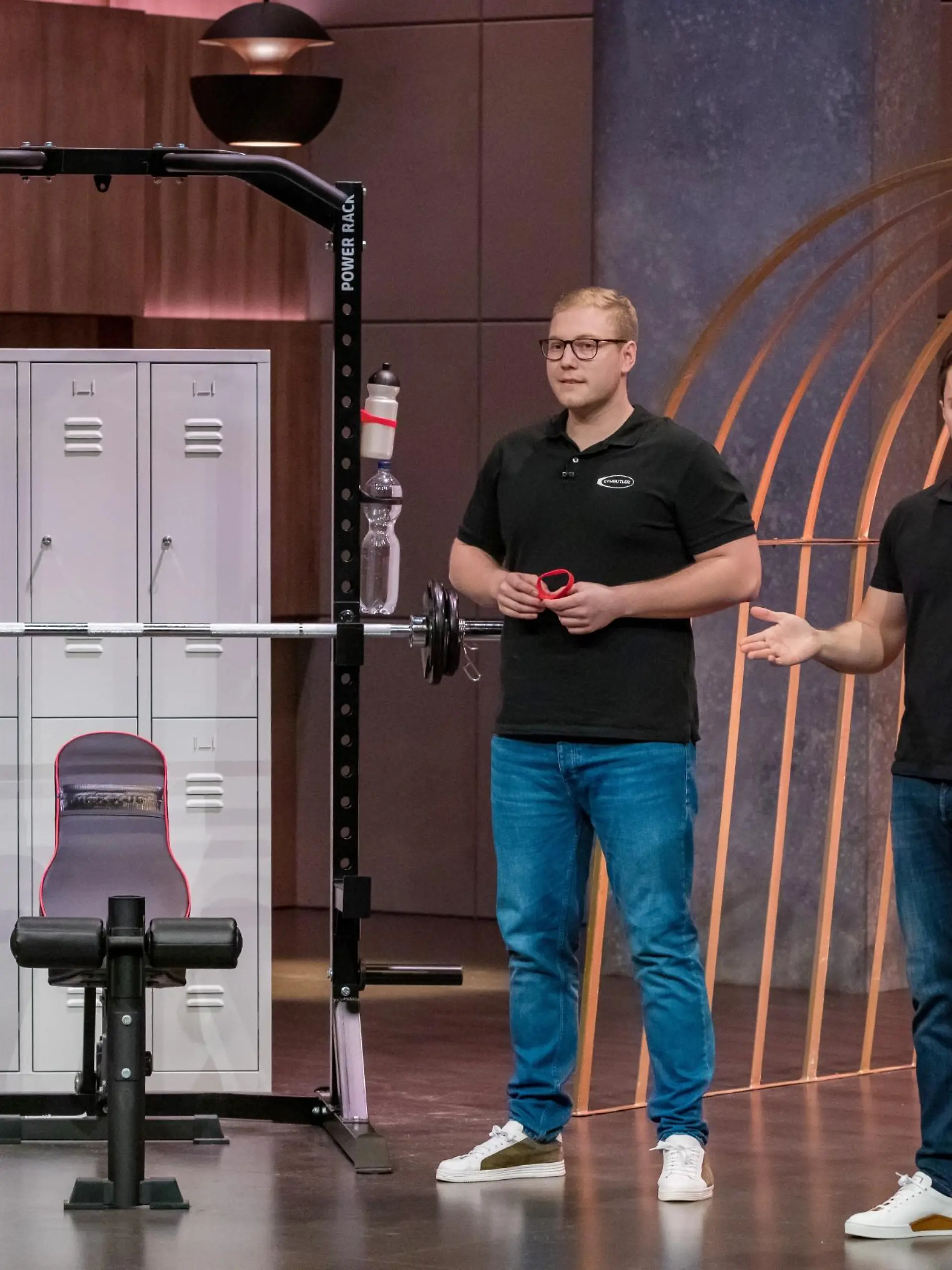 Maximilian Sander (l.) und Tim Bormann aus Hildesheim präsentieren mit _Gymbutler" einen Getränkehalter fürs Fitnessstudio. Sie erhoffen sich ein Investment von 100.000 Euro für 20 Prozent der Anteile an ihrem Unternehmen.  Die Verwendung des sendungsbezogenen Materials ist nur mit dem Hinweis und Verlinkung auf TVNOW gestattet.