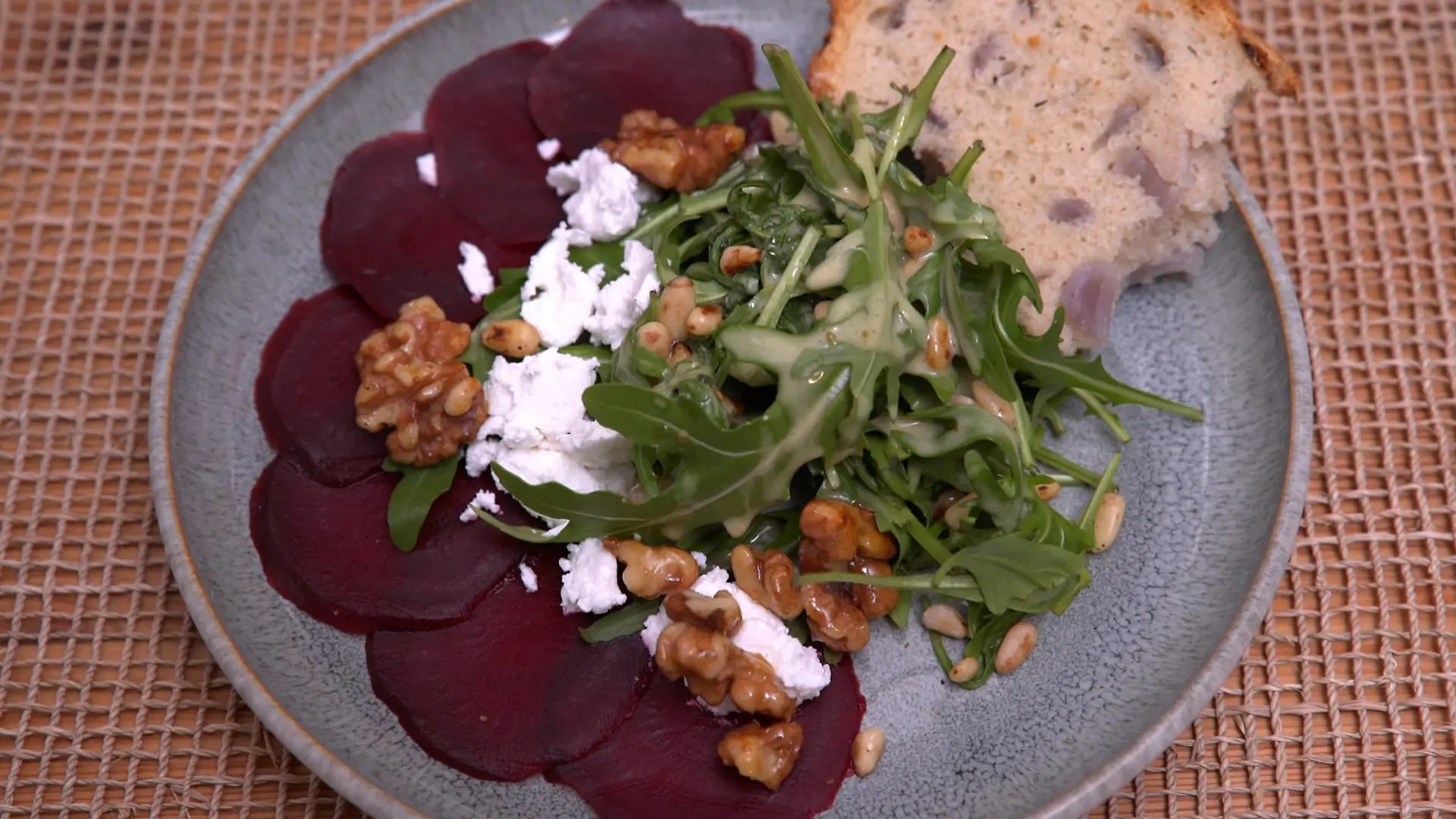 Rote-Beete-Carpaccio und Rucola-Salat mit Walnüssen