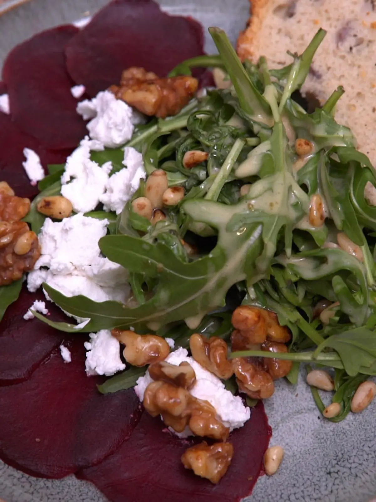 Rote-Beete-Carpaccio und Rucola-Salat mit Walnüssen