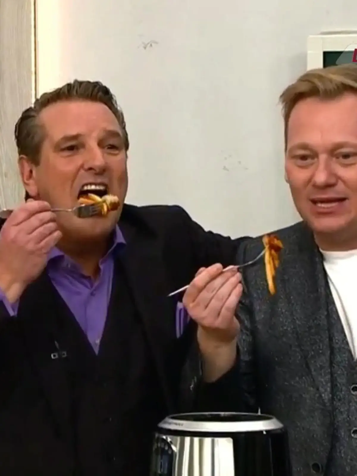 Jens "Knossi" Knosalla (links) und Ralf Dümmel verkaufen Produkte beim Teleshopping
