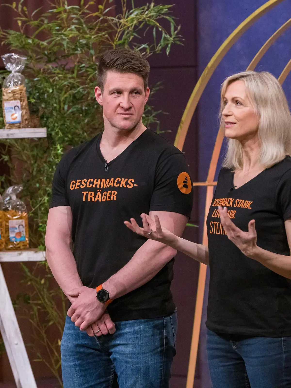 Inge und Matthias Steiner präsentieren mit STEINER´s Low Carb-Produkte. Sie erhoffen sich ein Investment von 300.000 Euro für 10 Prozent der Anteile an ihrem Unternehmen. 

+++ Die Verwendung des sendungsbezogenen Materials ist nur mit dem Hinweis und Verlinkung auf RTL+ gestattet. +++