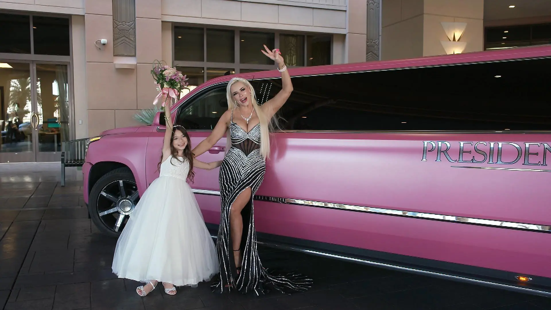 Daniela und ihre Tochter in der Limousine
+++ Die Verwendung des sendungsbezogenen Materials ist nur mit dem Hinweis und Verlinkung auf RTL+ gestattet. +++