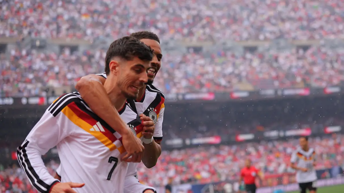 Kai Havertz (#7) aus Deutschland feiert gemeinsam mit Felix Nmecha (#23) aus Deutschland nach einem Tor während eines Freundschaftsspiels gegen die Vereinigten Staaten am 6. Juni 2026 im Soldier Field in Chicago, Illinois.