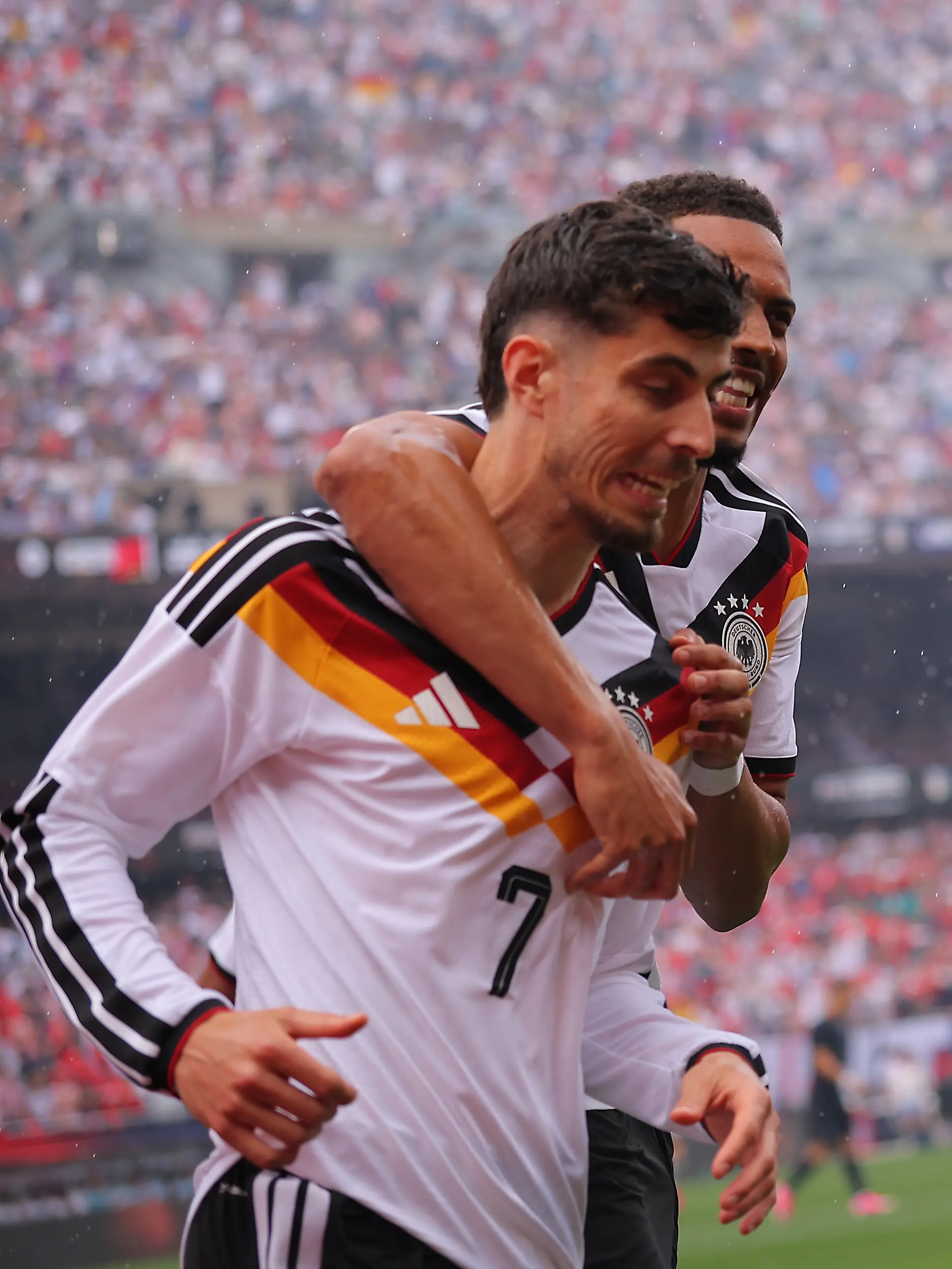 Kai Havertz (#7) aus Deutschland feiert gemeinsam mit Felix Nmecha (#23) aus Deutschland nach einem Tor während eines Freundschaftsspiels gegen die Vereinigten Staaten am 6. Juni 2026 im Soldier Field in Chicago, Illinois.