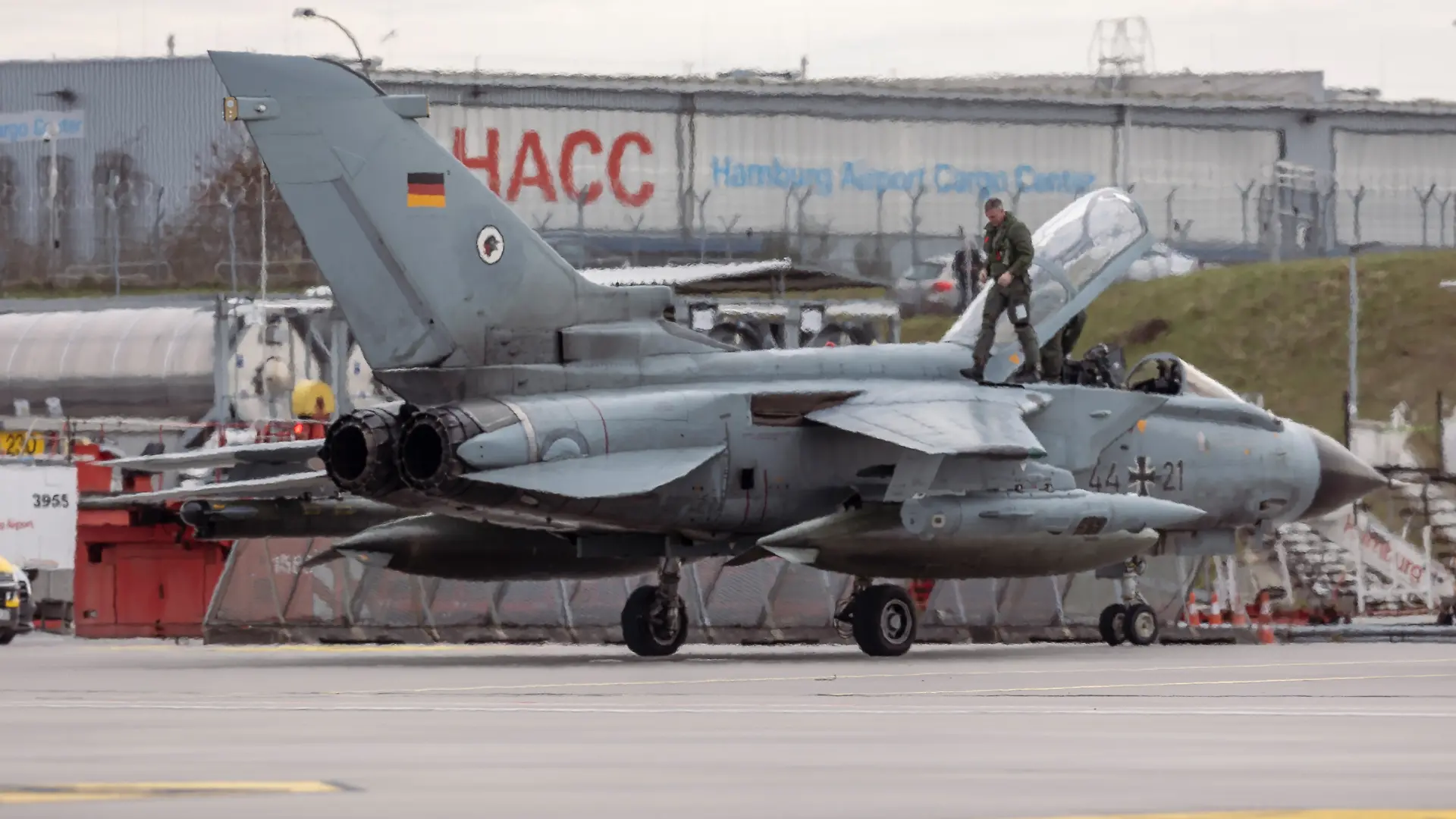 Ein Kampfflugzeug Tornado vom Taktischen Luftwaffengeschwader 51 “Immelmann“ steht auf dem Airport Hamburg, am 17.03.2026.