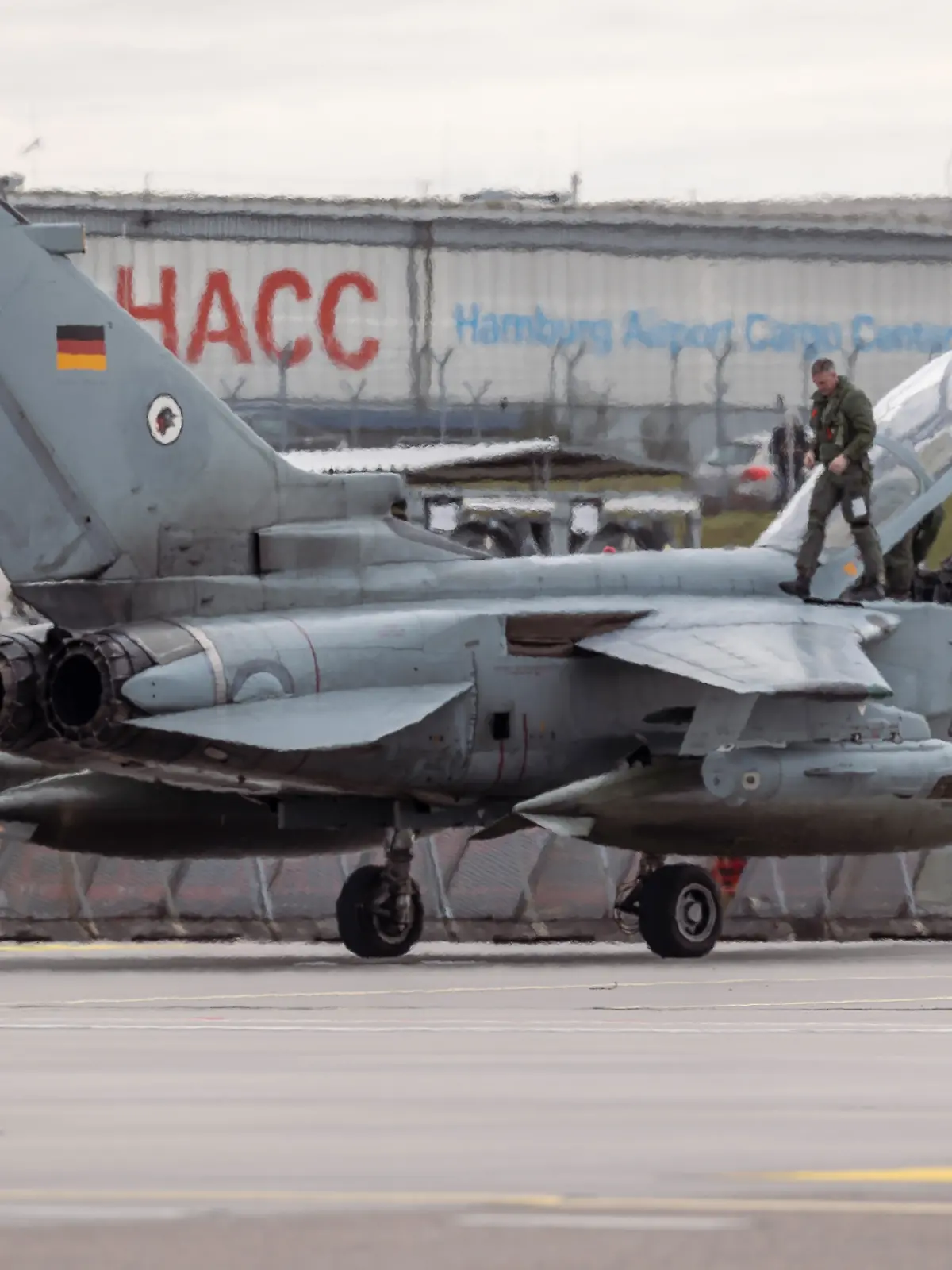 Ein Kampfflugzeug Tornado vom Taktischen Luftwaffengeschwader 51 “Immelmann“ steht auf dem Airport Hamburg, am 17.03.2026.