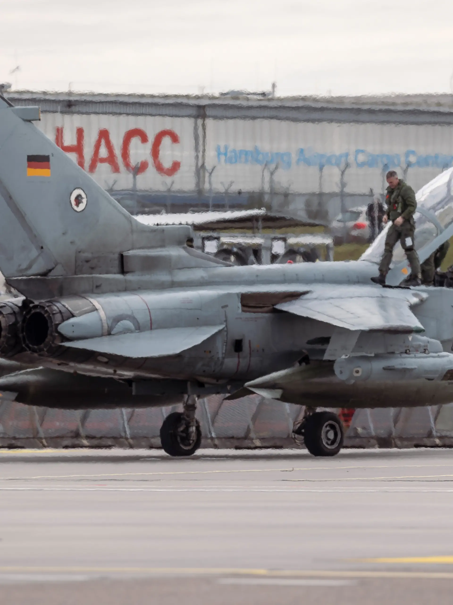 Ein Kampfflugzeug Tornado vom Taktischen Luftwaffengeschwader 51 “Immelmann“ steht auf dem Airport Hamburg, am 17.03.2026.