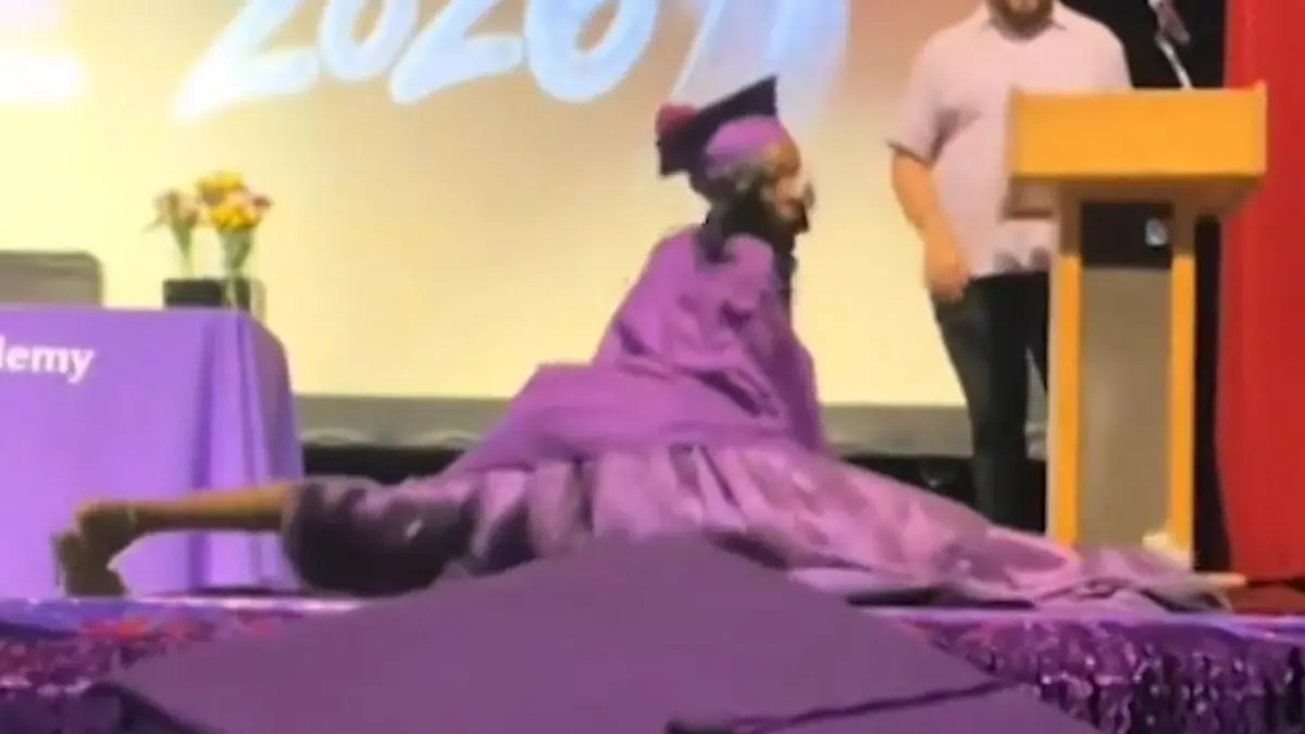 Zu obszön? Schule verweigert Schülerin Zeugnis – wegen DIESER Pose auf der Bühne „Ich habe sie vorgewarnt!"