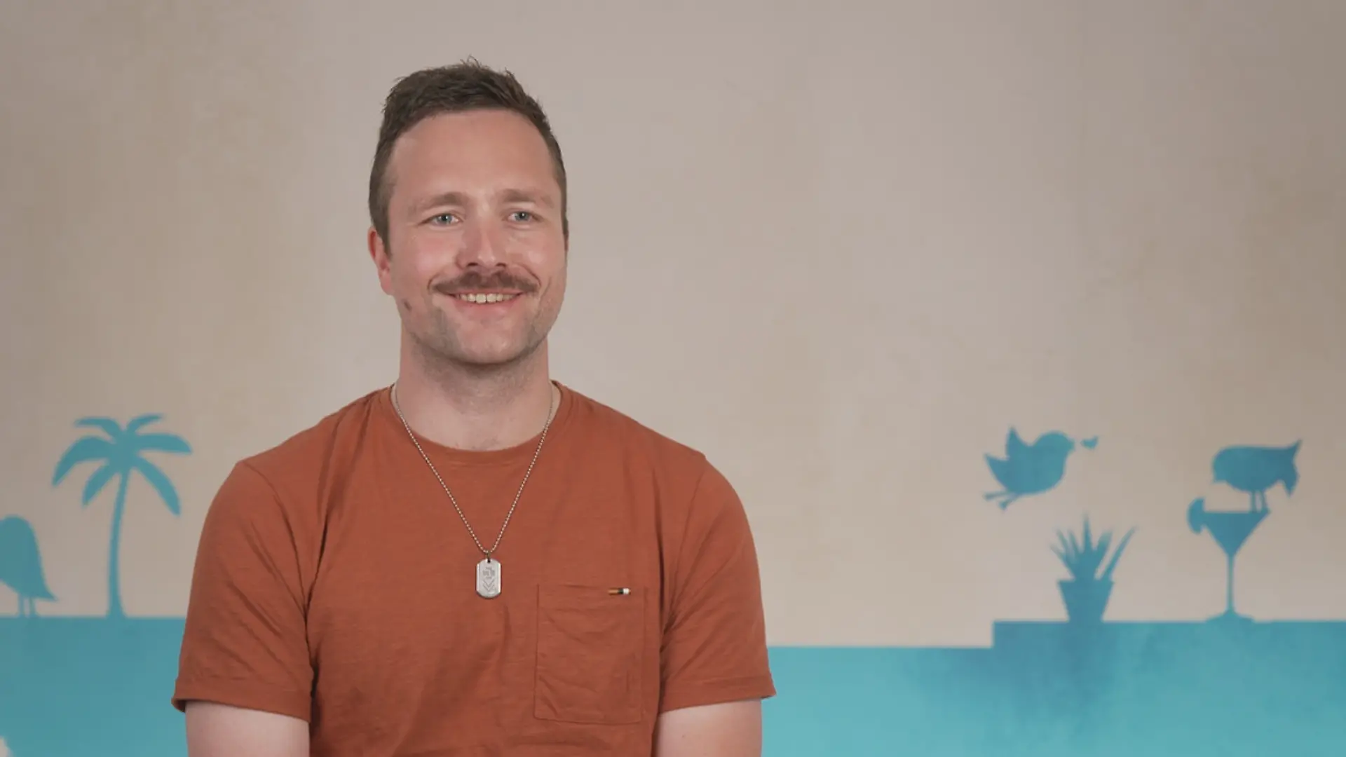 Christoph lacht in die Kamera.