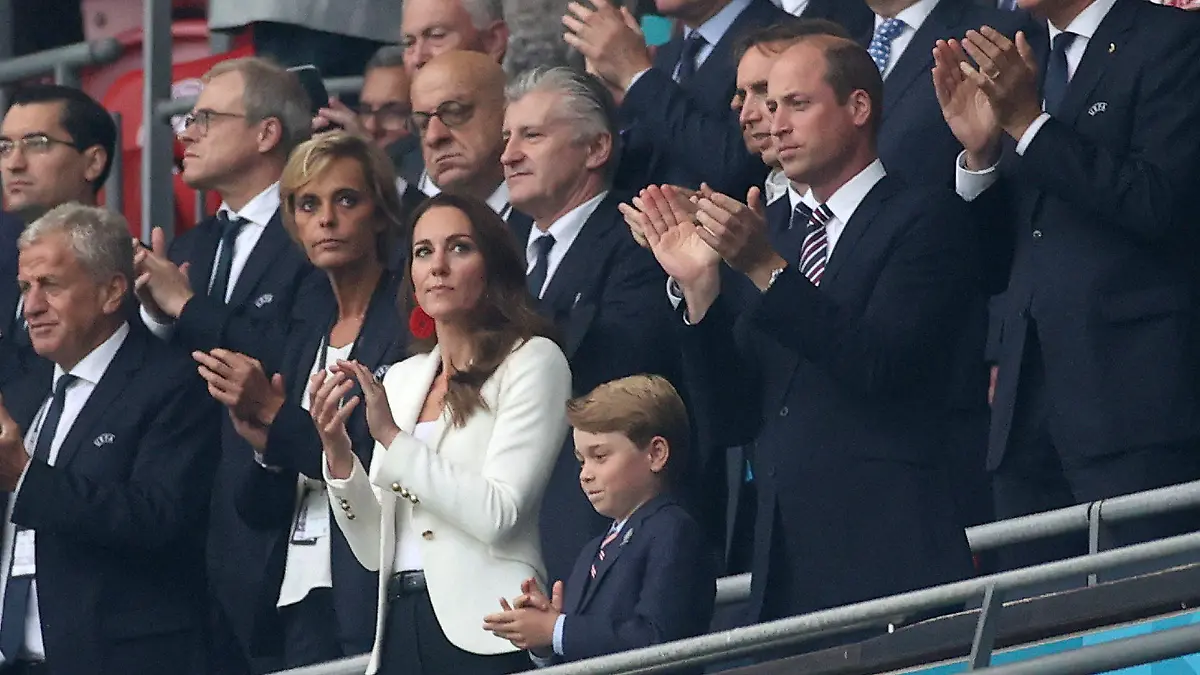 11.07.2021, Großbritannien, London: Fußball: EM, Italien - England, Finalrunde, Finale im Wembley Stadion. Prinz William (r), Herzog von Cambridge, und seine Frau Kate, Herzogin von Cambridge, mit ihrem Sohn Prinz George stehen auf der Tribüne. Foto: Carl Recine/Pool Reuters/AP/dpa +++ dpa-Bildfunk +++