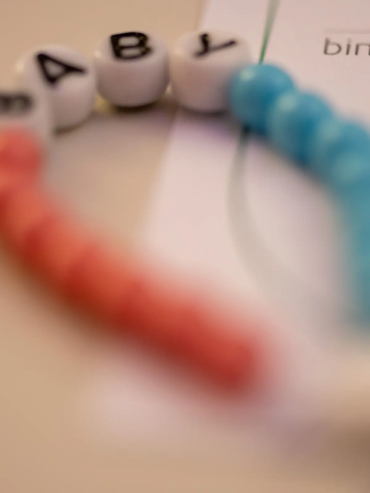  In der Klinik für Frauenheilkunde und Geburtshilfe liegt im Kreißsaal ein neues Kettchen für ein Baby bereit.