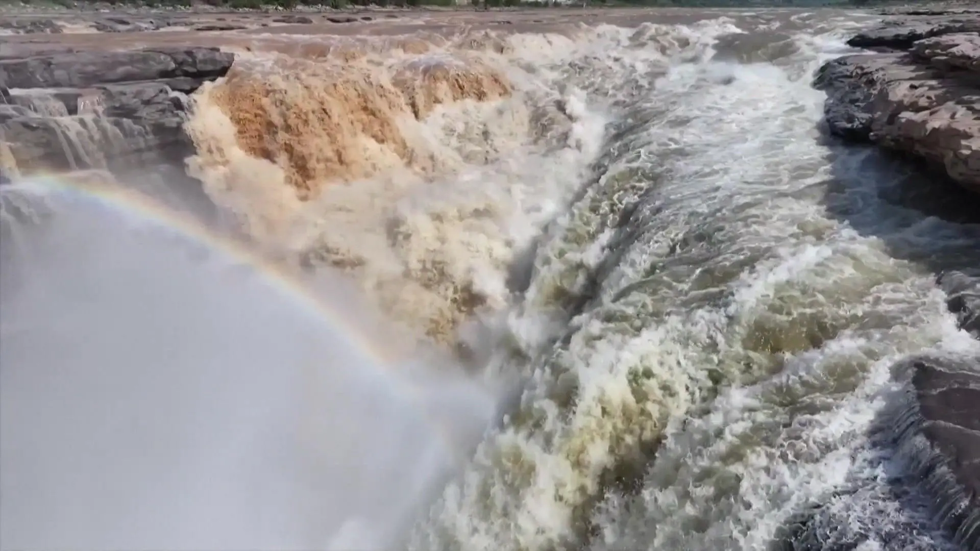 Spektakuläres Naturschauspiel! Wasserfall teilt sich in zwei Farben Unglaubliche Bilder aus China