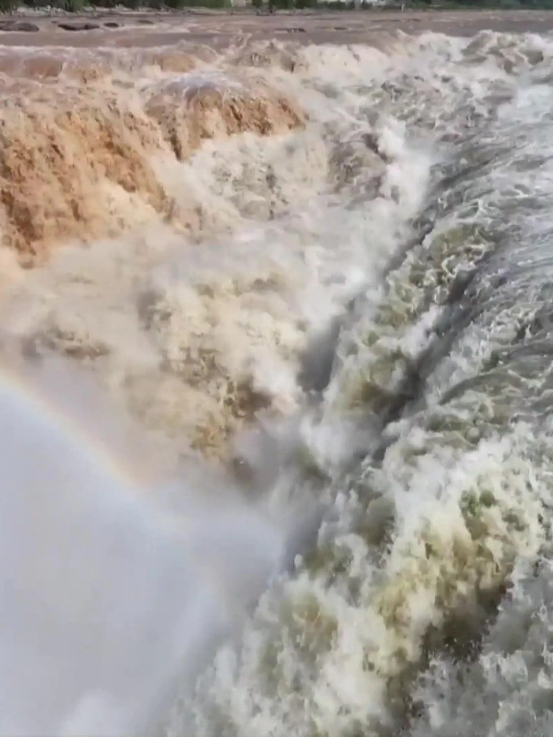 Bild zu: "Spektakuläres Naturschauspiel! Wasserfall teilt sich in zwei Farben"
