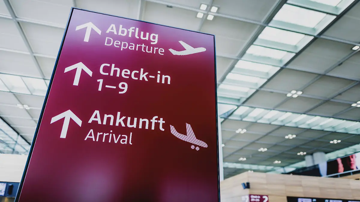 Wegweiser zum Abflug, Ankunft und Check-in am Flughafen BER Berlin Brandenburg, aufgenommen in Schoenefeld, 04.06.2026. Schoenefeld Deutschland *** Signposts for departure, arrival and check-in at BER Berlin Brandenburg Airport, taken in Schoenefeld, 04 06 2026 Schoenefeld Germany Copyright: xFlorianxGaertnerx