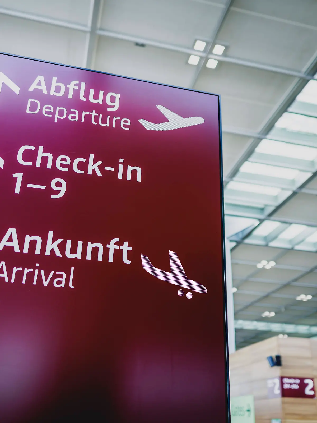 Wegweiser zum Abflug, Ankunft und Check-in am Flughafen BER Berlin Brandenburg, aufgenommen in Schoenefeld, 04.06.2026. Schoenefeld Deutschland *** Signposts for departure, arrival and check-in at BER Berlin Brandenburg Airport, taken in Schoenefeld, 04 06 2026 Schoenefeld Germany Copyright: xFlorianxGaertnerx