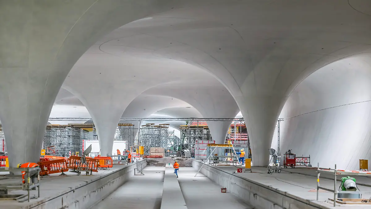 Unterirdische Kathedrale: moderne Architektur beim Milliaradenprojekt Stuttgart21. Zwei Jahre vor Inbetriebnahme sind die Rohbauarbeiten am neuen Hauptbahnhof abgeschlossen. Das Dach der Bahnsteighalle wird getragen von 28 sogenannten Kelchstützen. Stuttgart, Baden-Württemberg, Deutschland, Europa