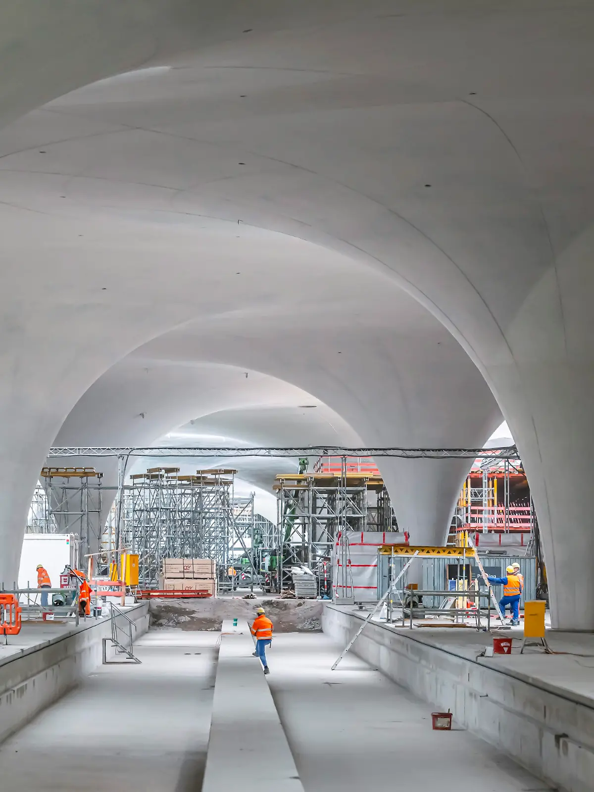 Unterirdische Kathedrale: moderne Architektur beim Milliaradenprojekt Stuttgart21. Zwei Jahre vor Inbetriebnahme sind die Rohbauarbeiten am neuen Hauptbahnhof abgeschlossen. Das Dach der Bahnsteighalle wird getragen von 28 sogenannten Kelchstützen. Stuttgart, Baden-Württemberg, Deutschland, Europa