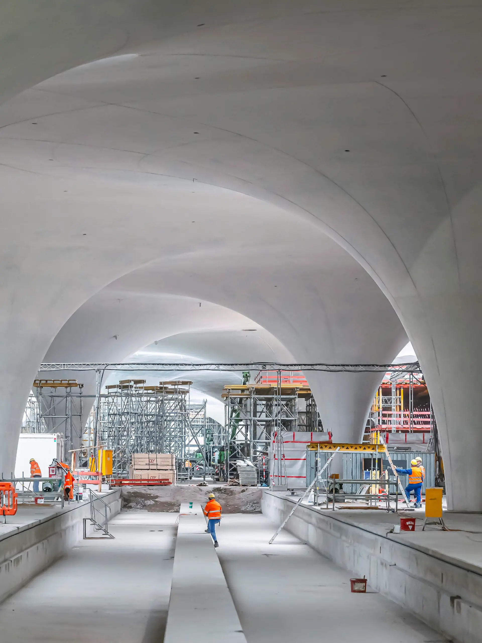 Unterirdische Kathedrale: moderne Architektur beim Milliaradenprojekt Stuttgart21. Zwei Jahre vor Inbetriebnahme sind die Rohbauarbeiten am neuen Hauptbahnhof abgeschlossen. Das Dach der Bahnsteighalle wird getragen von 28 sogenannten Kelchstützen. Stuttgart, Baden-Württemberg, Deutschland, Europa