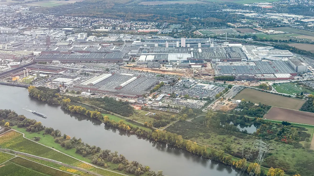 Blick das OPEL Werk in Rüsselsheim und den Main beim Landeanflug auf die Landebahn Nordwest des Frankfurter Flughafens - Frankfurt 15.10.2025: Landeanflug auf den Frankfurter Rhein-Main Flughafen