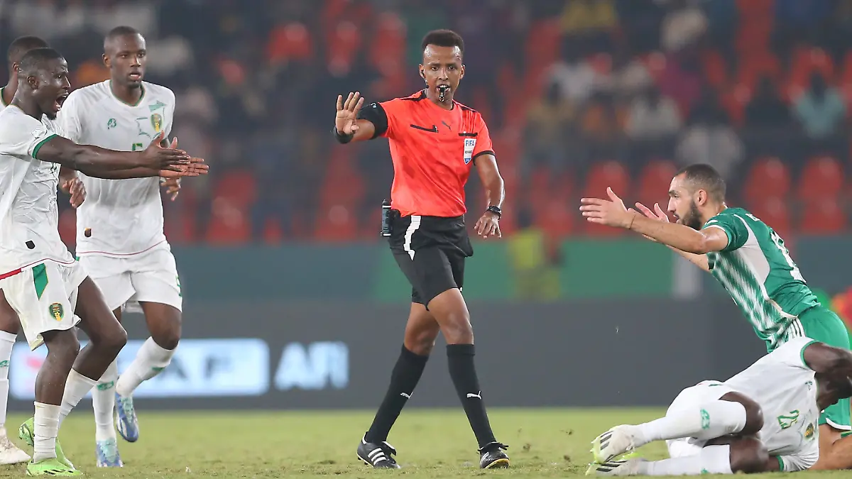 Football - 2023 Africa Cup of Nations - Finals - Mauritania v Algeria - Peace Stadium - Bouake - Cote dIvoire. Omar Abdulkadir Artan referee during the 2023 Africa Cup of Nations match between Mauritania and Algeria held at Peace Stadium in Bouake, Cote dIvoire on 23 January 2024 ©Djaffar Ladjal/Sports Inc URN:75136221