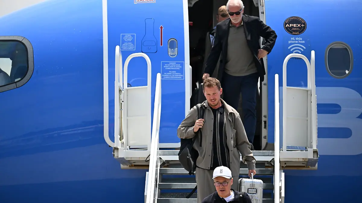 Julian Nagelsmann und Rudi Völler verlassen das Flugzeug in Winston-Salem.