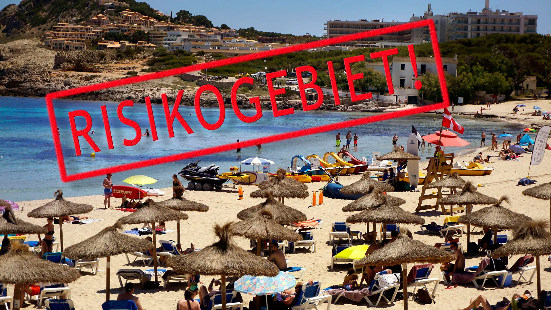 08.07.2021, Schock für das beliebte Reiseziel der Deutschen, Mallorca Spanien. Auf der Baleareninsel tobt mittlerweile wieder das Touristische Leben, aber die Inzidenzzahlen sind in Spanien wieder am Ansteigen, bald wird vielleicht Spanien wieder als Risikogebiet eingestuft. Foto: Strand Cala Agulla in Cala Ratjada im Westen der Insel. Bildmontage 08.07.2021, Spanien, Mallorca bald wieder Corona-Risikogebiet 08.07.2021, Spanien, Mallorca bald wieder Corona-Risikogebiet *** 08 07 2021, Shock for the popular destination of the Germans, Mallorca Spain On the Balearic island rages meanwhile again the tourist life, but the incidence numbers are in Spain again at the rise, soon perhaps Spain is again classified as risk area Photo beach Ca