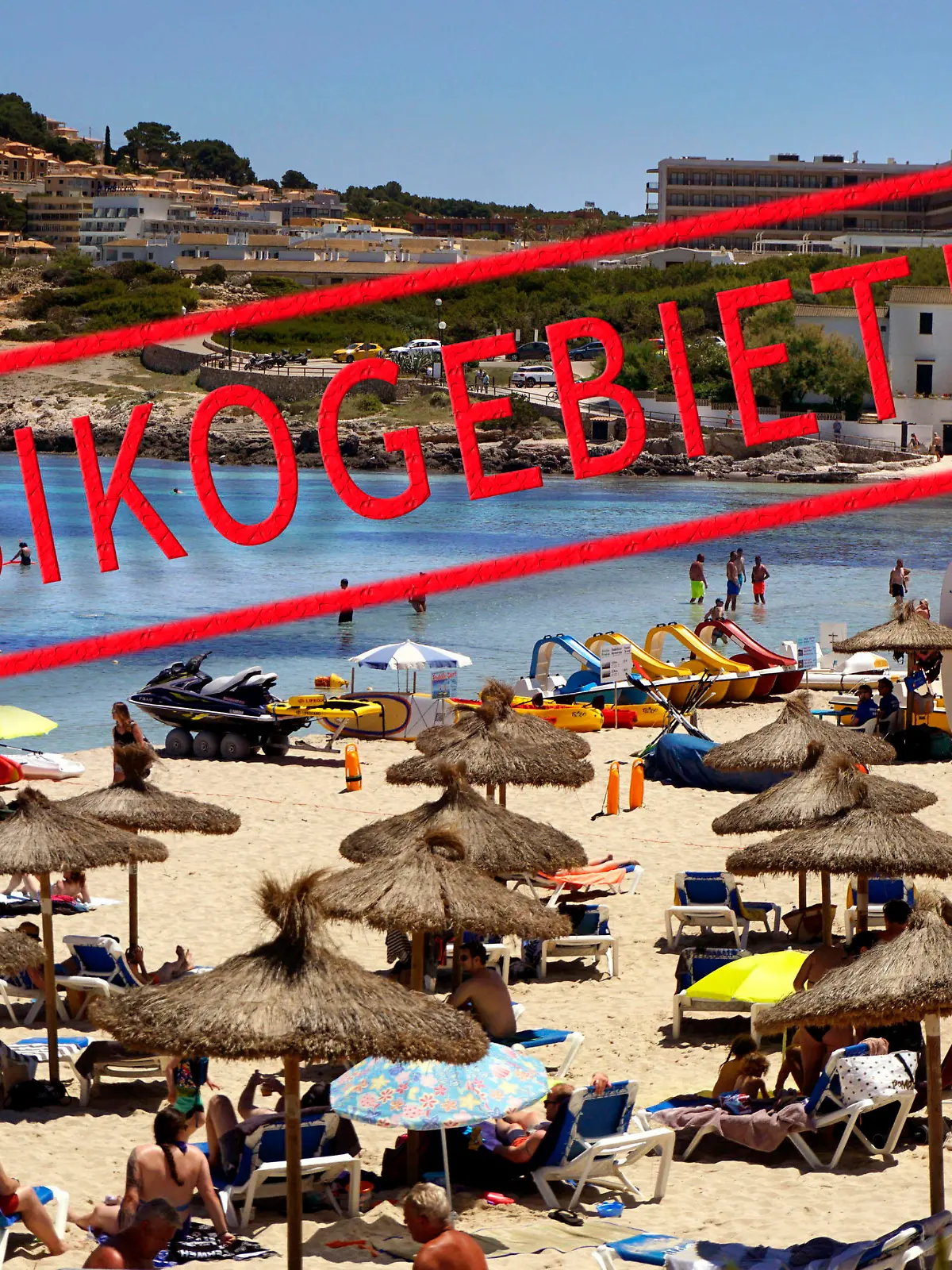 08.07.2021, Schock für das beliebte Reiseziel der Deutschen, Mallorca Spanien. Auf der Baleareninsel tobt mittlerweile wieder das Touristische Leben, aber die Inzidenzzahlen sind in Spanien wieder am Ansteigen, bald wird vielleicht Spanien wieder als Risikogebiet eingestuft. Foto: Strand Cala Agulla in Cala Ratjada im Westen der Insel. Bildmontage 08.07.2021, Spanien, Mallorca bald wieder Corona-Risikogebiet 08.07.2021, Spanien, Mallorca bald wieder Corona-Risikogebiet *** 08 07 2021, Shock for the popular destination of the Germans, Mallorca Spain On the Balearic island rages meanwhile again the tourist life, but the incidence numbers are in Spain again at the rise, soon perhaps Spain is again classified as risk area Photo beach Ca 