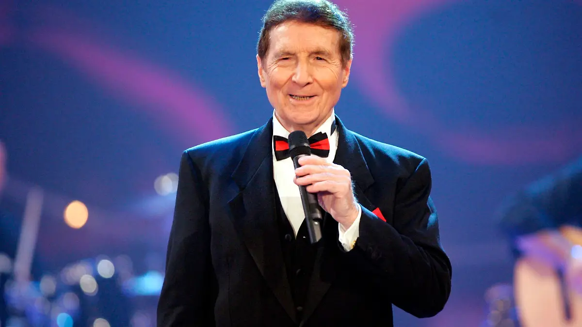 32/ TV: Freddy Quinn in der Fernsehshow WILLKOMMEN BEI CARMEN NEBEL, Musik, singer, Sänger Halle Deutschland, Germany *** 32 TV Freddy Quinn in the TV show WELCOME TO CARMEN NEBEL, music, singer, singer Halle Germany, Germany Copyright: xPOP-EYE/Scherfx 0008565800085658