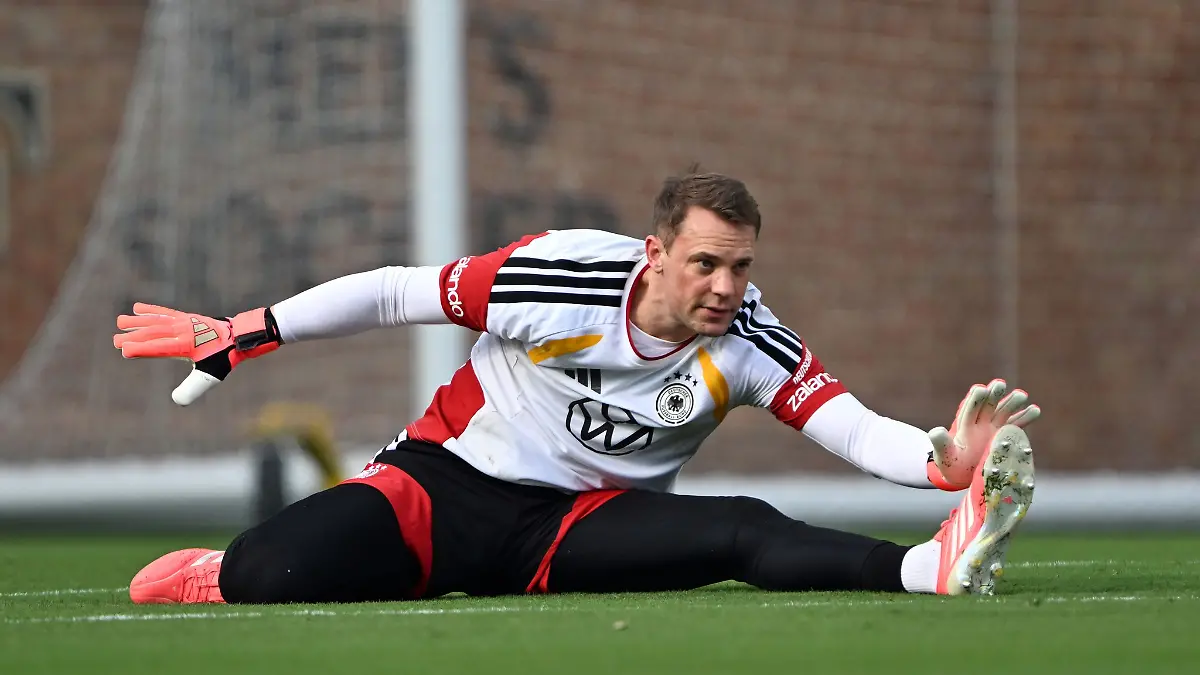 Manuel Neuer beim Training in Aktion.